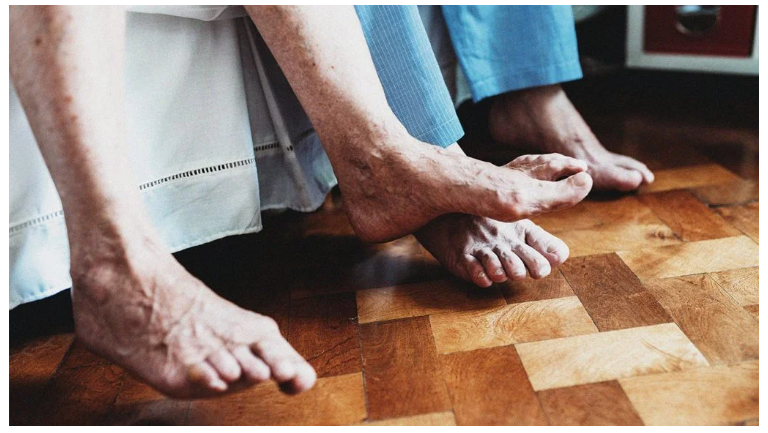 什么是類(lèi)風(fēng)濕關(guān)節炎？癥狀，治療，原因以及你需要知道的一切