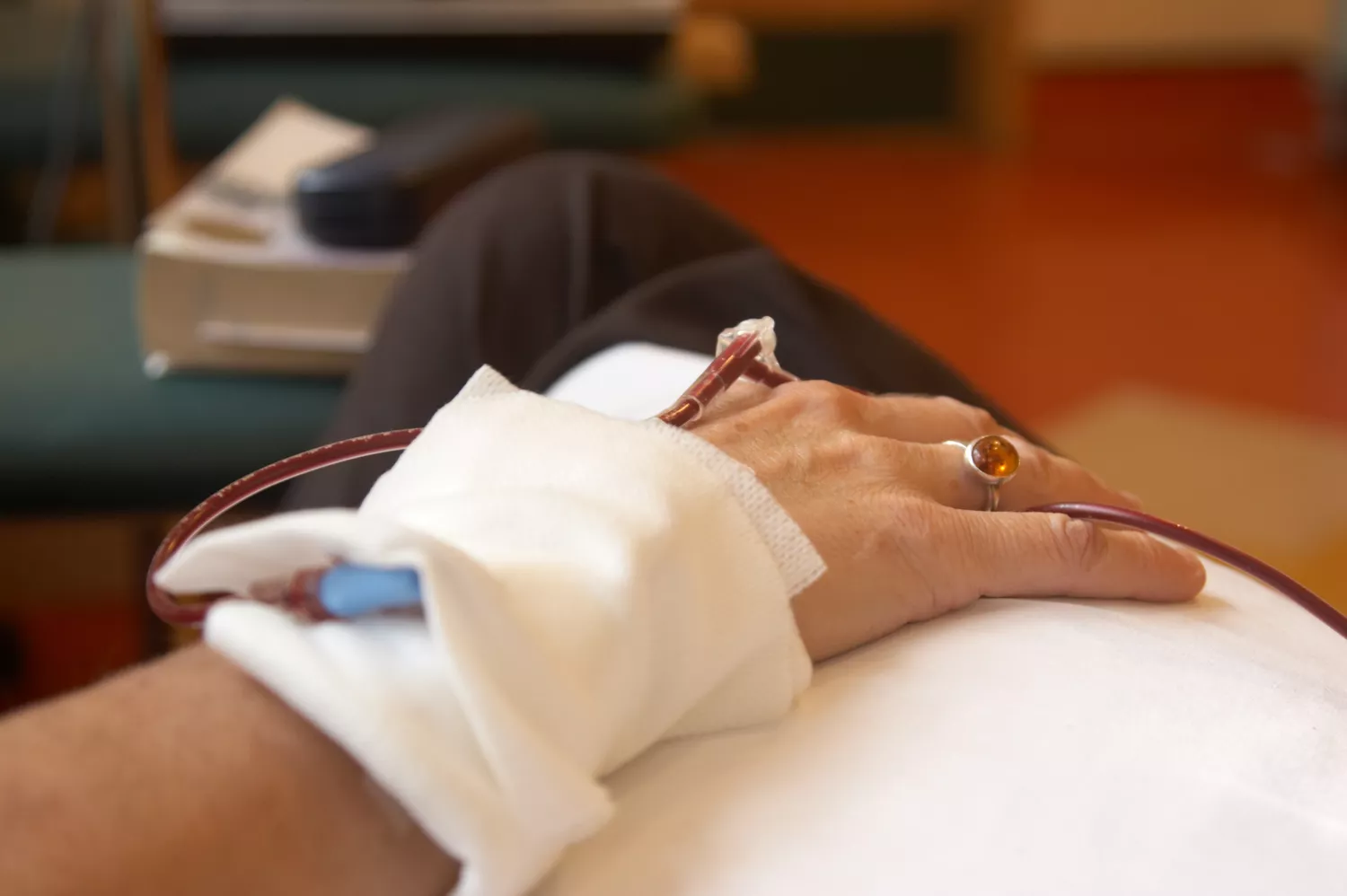 人通過(guò)輸液接受骨髓或干細胞移植 人通過(guò)輸液接受骨髓或干細胞移植