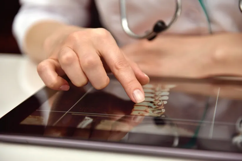 如果您的醫生懷疑脊髓損傷，則會(huì )進(jìn)行影像學(xué)檢查以提供有關(guān)您的脊柱和脊髓的詳細信息。圖片來(lái)源：123RF.com。