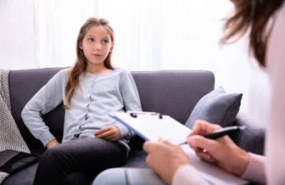 患有腦癱的年輕女孩解決心理健康問(wèn)題