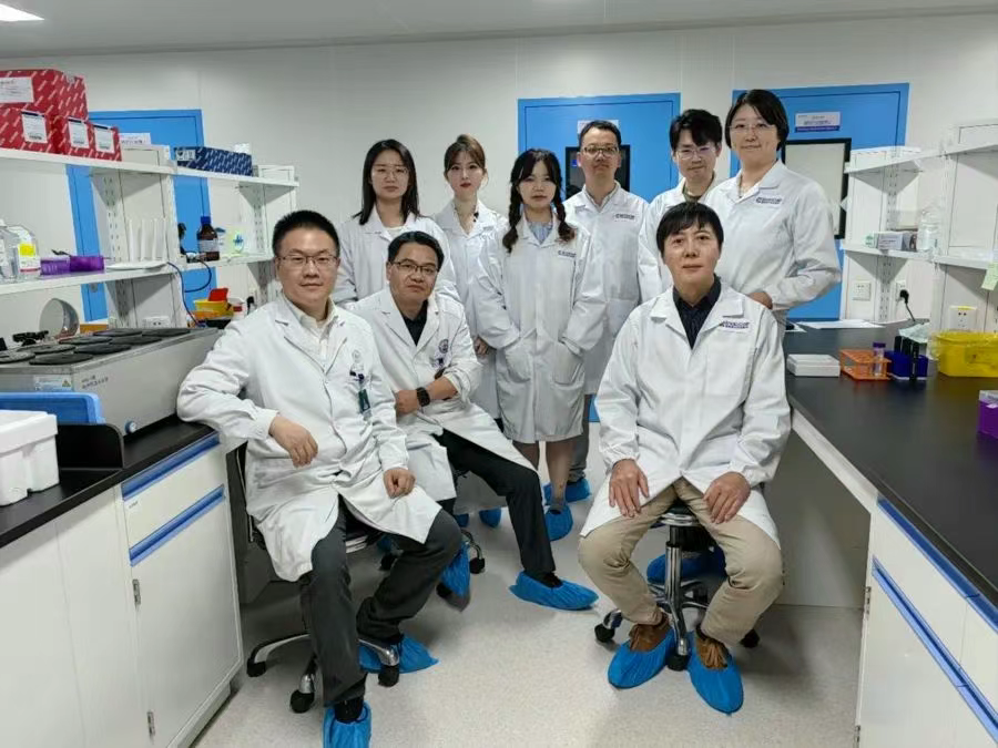 研發(fā)團隊（前排左一為殷浩，前排右一為程新）