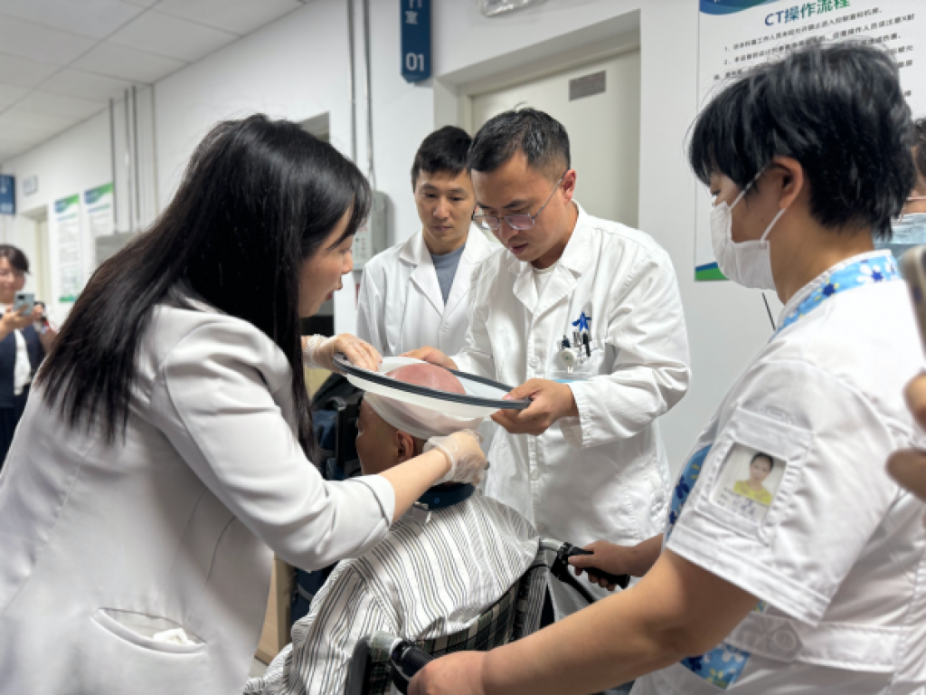 醫生在給徐女士進(jìn)行術(shù)前準備